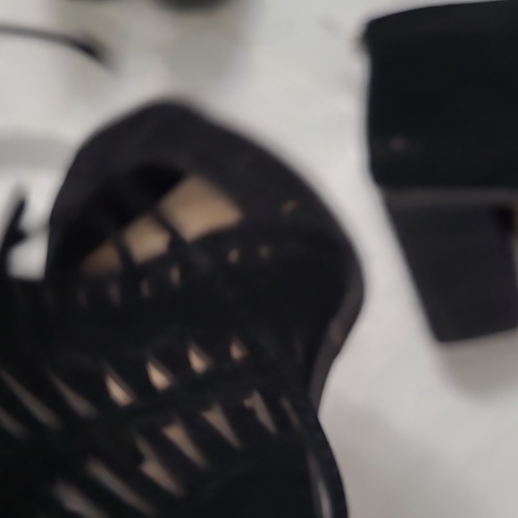 VINCE CAMUTO Suede Tarita Laser-Cut Sandals 11.5 - Picture 5 of 6